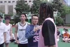 徐靜雨身穿35號(hào)球衣與羅斯參加活動(dòng)大秀中投