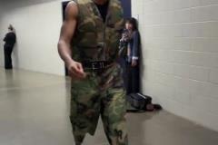 找槍王打仗去！亞歷山大一身迷彩入場備戰(zhàn)