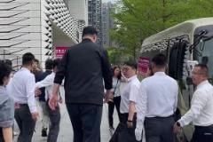 2米26什么概念？在姚明面前，中巴車簡直成了小面包