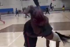 太搞了！美媒調(diào)侃：這就是火勇大戰(zhàn)時(shí)，阿門和追夢(mèng)的對(duì)抗方式