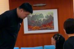 小朋友：我是叫你先生還是老師？姚明幽默回應(yīng)：下次叫我小姚就行