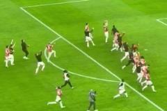 淘汰國(guó)米進(jìn)意杯決賽！賽后米蘭全員和看臺(tái)球迷一起開(kāi)心慶祝