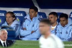 安帥發(fā)糖了？皇馬眾將場邊一起嚼口香糖