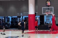 丹子得找到手感呀！回到主場(chǎng) 哈登和博格丹繼續(xù)一塊練習(xí)三分