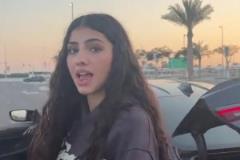 外國人真早熟…迷你羅女朋友的穿搭樸素，這是啥車啊