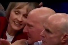 鮑爾默終于揚(yáng)眉吐氣了一回，這老頭投資這么多錢，總算迎來(lái)了轉(zhuǎn)機(jī)