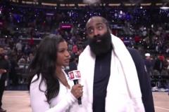 這女記者長(zhǎng)得很有姿色！哈登賽后接受采訪，小眼神有點(diǎn)好玩！