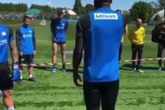 孔蒂換下勞塔羅后他非常生氣，所以他們?cè)谫惡笸ㄟ^(guò)打拳宣泄