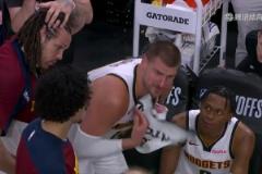 心態(tài)崩了！約老師暫停與主帥激烈爭吵！氣到直接癱坐在板凳上