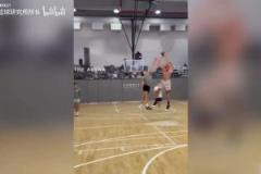 這身材是真沒話說啊！近距離看阿隆戈登的訓練，體壯如牛?。? title=