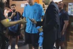 哈蘭德見(jiàn)到大伊布后有點(diǎn)羞澀，在上帝面前都是這樣