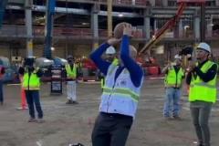 快船老板鮑爾默視察新球館順手命中投籃 這是真的會(huì)打球啊