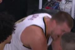 心態(tài)崩盤？約基奇情緒激動與主教練阿德爾曼交談，阿德爾曼只能不住點頭