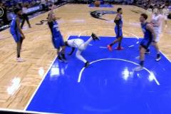 沒必要的動作！科爾-安東尼兇狠拉拽 將上籃的布朗干翻在地