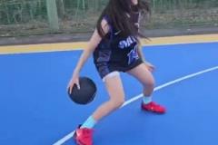 歐文女球迷，連運(yùn)球都跟偶像一樣這么絲滑啊