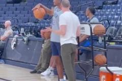 說了什么？普雷斯蒂視察雷霆隊(duì)內(nèi)訓(xùn)練，與SGA交談許久！