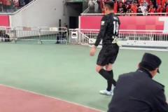 泰山-1申花，王大雷賽后謝場，女球迷高喊：我們永遠支持你們