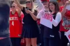 飛赴舊金山！大批火蜜夾道歡送杰倫-格林登機(jī)