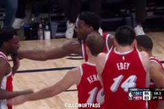 JJJ召集隊(duì)友場(chǎng)上開(kāi)會(huì) 文斯-威廉姆斯卻把他的手推開(kāi)了