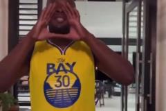 博爾特身穿勇士30號(hào)球衣為勇士季后賽吶喊加油！