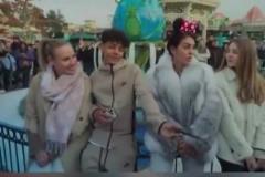 看上了？迷你羅被小美女問及是否有女友，迷你羅有點(diǎn)害羞了