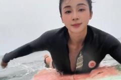 這體格！源哥又去沖浪了：在海里就會(huì)莫名其妙地覺(jué)得快樂(lè)~