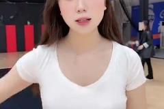 黑絲包臀裙！你說擺拍吧，她又有點東西