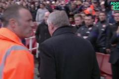 名場面：范佩西作為英超冠軍，在酋長球場接受阿森納列隊致敬