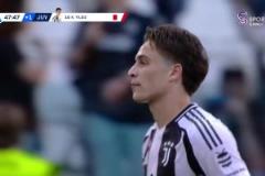 不應該！伊爾迪茲肘擊對手被出示直紅罰下！