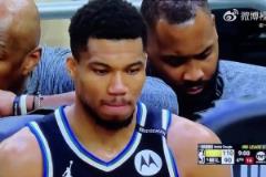 又要出局了？字母哥最后時刻在板凳上神情似乎有些許落寞