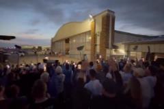 壯觀！雷霆球迷機(jī)場(chǎng)接機(jī)，高舉掃帚慶祝首輪橫掃！