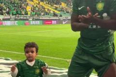 國安外援法比奧兒子被迫營業(yè)，北看臺(tái)小號(hào)一響跟著頭皮發(fā)麻