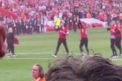 斯洛特三拳，高唱克洛普！球迷：這一刻愛重疊了