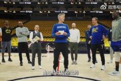 最佳隊友！科爾為庫里頒發(fā)年度最佳好隊友獎