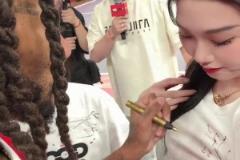 我能簽個(gè)不？肘子姐讓羅斯在自己胸上簽名了