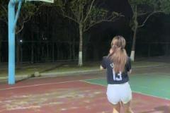 長得好看打球好看，這就是喬治女球迷的配置？