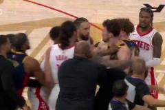 火勇沖突三人吃T庫里造犯規(guī)比??，狄龍硬要搶球被追夢推開