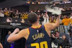 真高興??！庫里離場時，與場邊球迷互動&狂甩毛巾慶祝！