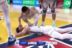 這動(dòng)作難評(píng)！曾凡博滑翔打進(jìn)，被劉傳興側(cè)身撞翻后腦重摔著地