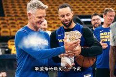 庫里今天又獲獎了！這個獎，他從未得過，卻早該他得…