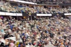 確實魔鬼主場！毛巾從場邊揮到了山頂