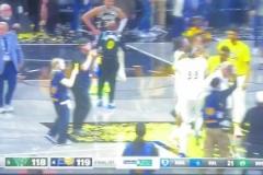 說啥了？哈利伯頓父親賽后主動走向字母哥 后者聽完一臉懵