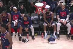 投降了！最后2分鐘，快船撤下全部主力，哈登和小卡等人在板凳席眼神呆滯