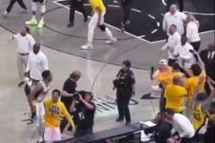 難怪會爆發(fā)沖突！哈利伯頓父親賽后拿著毛巾嘲諷字母哥，后者不爽！