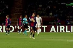 國(guó)米打入第三個(gè)進(jìn)球后，佩德里拿球奔向中圈激勵(lì)隊(duì)友