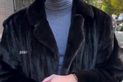 確實挺帥??！哈利伯頓街頭被采訪：一身穿搭皆是普拉達~