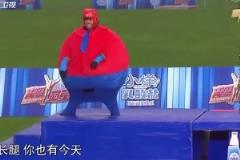 卡卡，這是我男神卡卡！踢了一輩子球最后被中國明星用球踢了