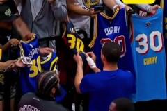 暖心偶像！庫(kù)里用受傷的投籃手為火箭主場(chǎng)的勇士球迷簽名