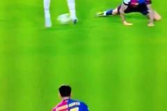 太緊張？圖拉姆30秒進球時，伊尼戈腳滑摔倒完全沒對其進行干擾