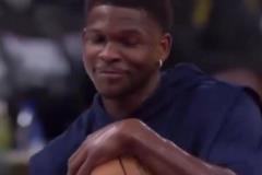 太魔性了華子賽前熱身突然露出詭異微笑搖擺起舞